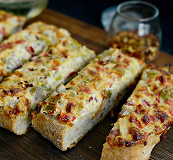Cheesy Artichoke, Pepper &#038; Olive Bread