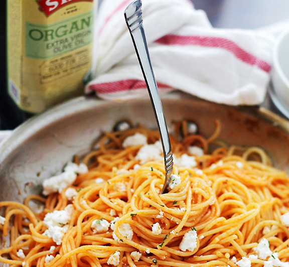 Garlic Pasta With Ketchup And Feta