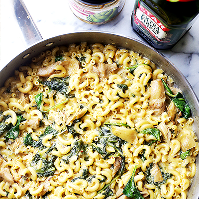 One Pot Macaroni and Cheese with Spinach &#038; Artichokes