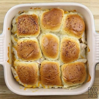 Enjoy a mini Thanksgiving feast any time with these Cheesy Turkey and Mashed Potato Sliders! #STARFineFoods