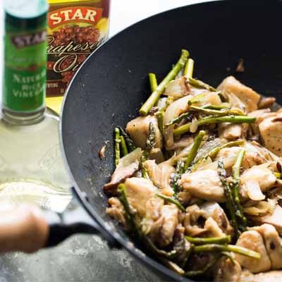 Very simple, 30-minute, delicious stir fry recipe with chicken, asparagus and shiitake mushrooms! #STARFineFoods