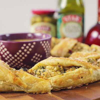 Wow your guests with this recipe for this pretty and delicious Mediterranean Crescent Ring! #STARFineFoods