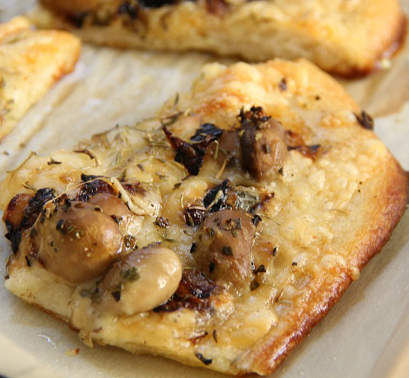 Easily eat this Mushroom, Gruyère and Caramelized Onion Flatbread recipe as a meal with a salad, or even as an appetizer for parties. Slice it up however you want to serve it! #STARFineFoods