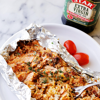 Incredibly flavorful, quick, 30-minute healthy dinner recipe with tomato pesto, salmon and rice baked in foil. #STARFineFoods