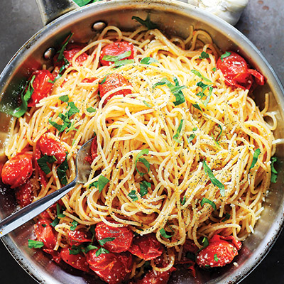 Taking a new spin on the classic Spaghetti with this Spaghetti with Fresh Tomatoes and Herbs recipe! #STARFineFoods